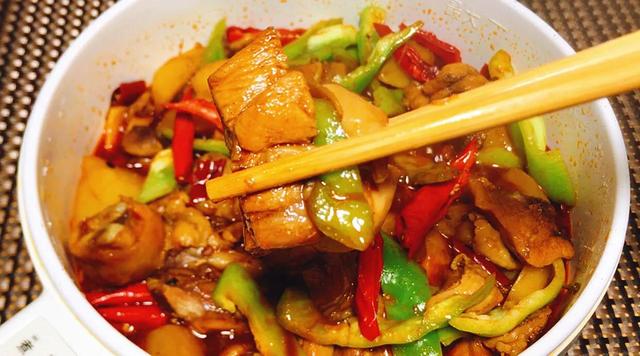 四川火锅鸡，四川正宗火锅底料配方（做成火锅鸡香辣好吃又过瘾）