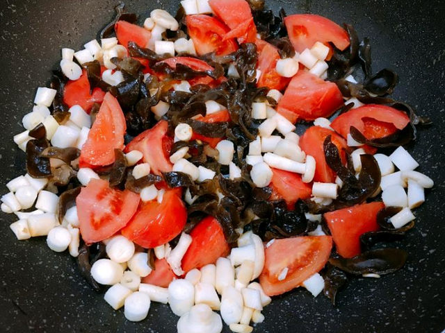 白玉菇不焯水有毒吗，白玉菇做汤用焯水吗（白玉菇这样做太美味了）