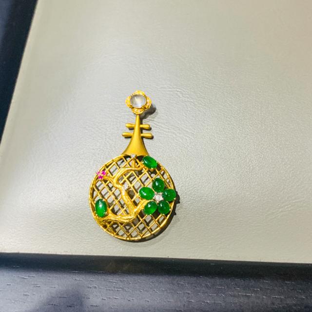 金和玉能不能一起佩戴（翡翠能与黄金一起佩戴吗）