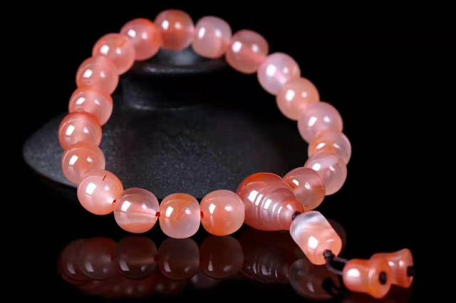 南红玛瑙啥样的算上品，什么样的南红珠子能称为极品