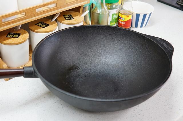 怎么给新买的铁锅开锅，如何给新买的铁锅开锅（教你\