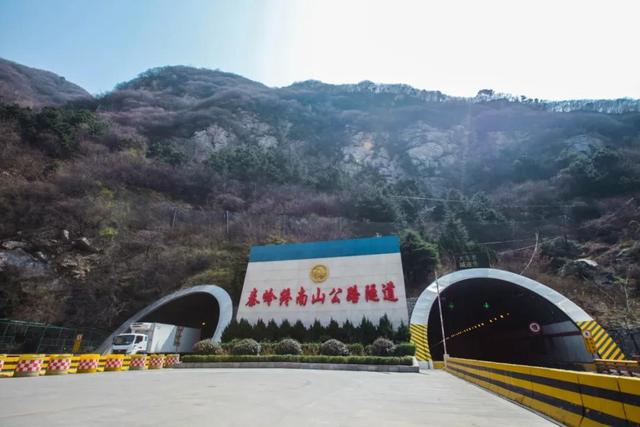 中国第一条高速公路，中国第一条高速公路是哪条（中国第一条高速公路是哪一年建的）