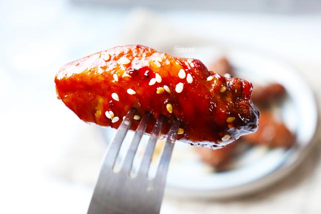 无油炸香酥鸡翅怎么做，油炸鸡翅怎么做又酥又好吃（鸡翅最美味的做法）