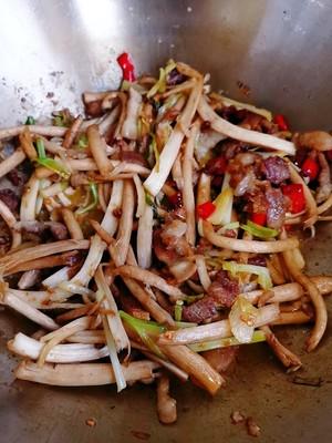 干锅茶树菇的正宗做法，干锅茶树菇就美美的上桌啦