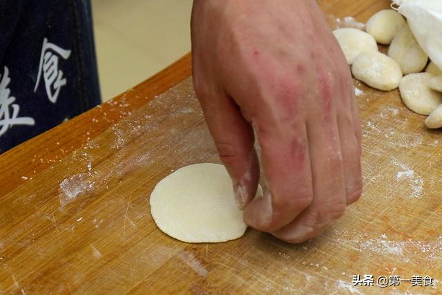 韭菜鸡蛋虾皮饺子，韭菜木耳鸡蛋虾皮蒸饺的家常做法（韭菜鸡蛋馅饺子这么调）