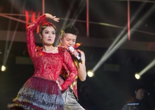 揭秘凤凰传奇“真实关系”：玲花结婚曾毅大哭，曾毅结婚玲花大醉