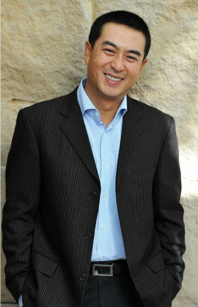 张嘉译个人资料，张嘉译个人资料及图片（“影帝”张嘉译戒“麻瘾”）