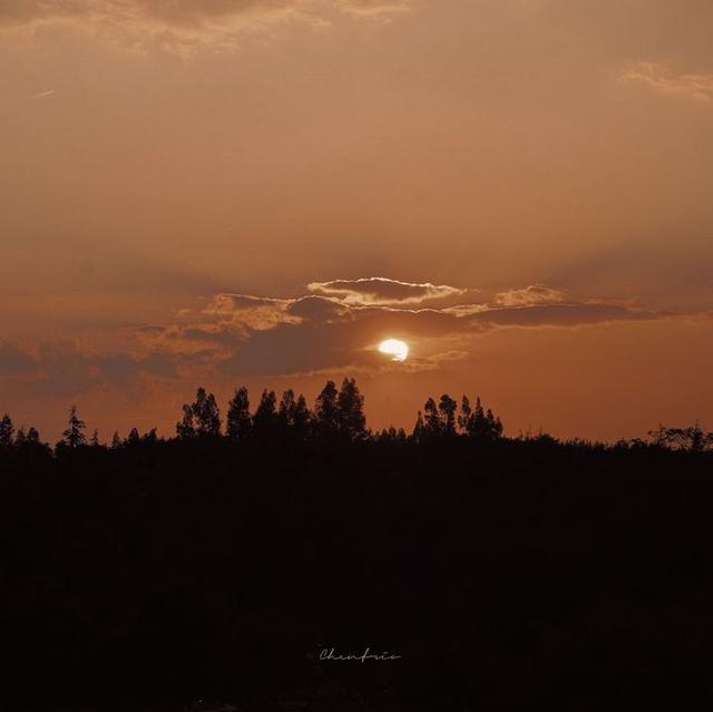 美好阳光且干净的女生头像  星空迷上了山野微信，美好阳光且干净的女生头像  星空迷上了山野，有雾有灯也有归人。（有哪些好看非人物的头像）