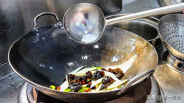 山药怎么炒才好吃，如何做野生山药炒肉才好吃（厨师长有技巧，山药清脆不发黑）