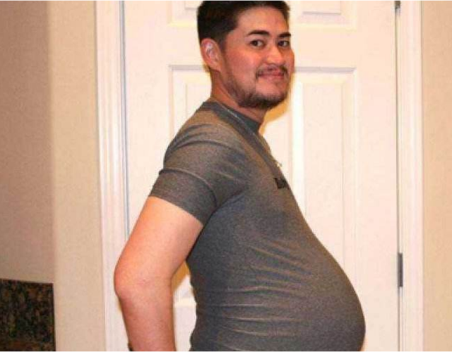 男生大肚子马上要生了，自己怀孕大肚子快生了是什么意思（哥伦比亚女模特的老公怀孕8个月即将生产）