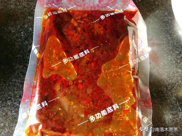 青椒炒鸡架的家常做法，青椒炒鸡架怎么做好吃（去市场两块五买了一个生鸡架）