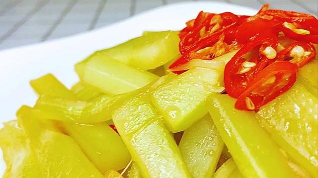 辣炒莴苣怎么做，炒莴苣最简单的做法（香辣莴笋最简单脆口的做法）