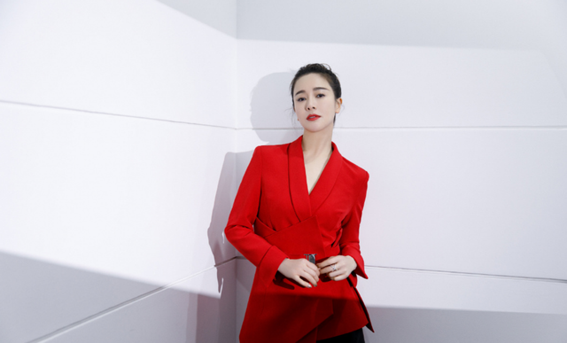 红色短裤配什么颜色上衣好看，红色短裤配什么上衣（左小青在女团里也没违和感）