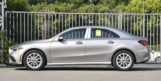 奔驰c和e的区别，奔驰c系和e系的区别（一招教你认出奔驰是什么级别）