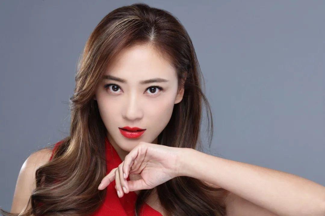 甘薇觉得自己的好友应采儿,可甜可飒,特别符合女主张芃芃男魂女身的