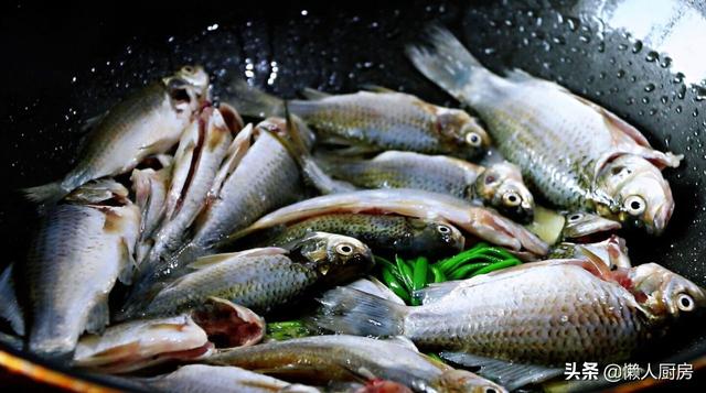 正宗的鱼汤面怎么做，鱼汤面怎么做（教你做一碗热气腾腾的鱼汤面）