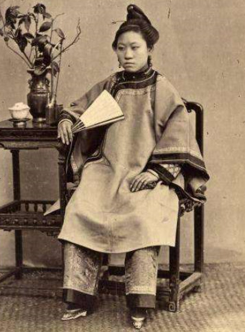 缠足陋习起源于何处，缠足记载（不但象征审美还代表着社会地位）
