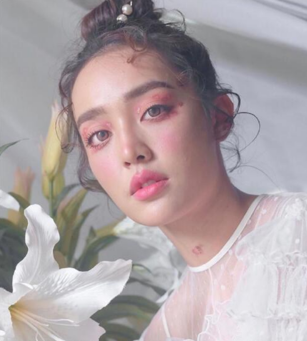 泰星mai教化妆，跟着泰星Baifern、Mai、Taew学学斩男妆