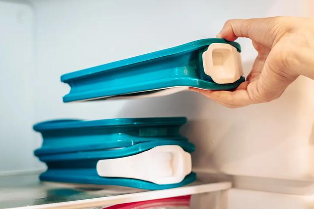 冰格里的冰怎么取出来（比传统冰格好用10倍的丹麦创意冰格）