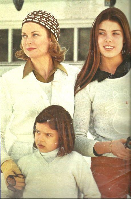 老王今年47岁，膝下一儿一女，儿子已经成婚，目前老王同老伴及未婚的女儿居住在一起。老王的家庭目前属于，　　类型。A核心家庭B联合家庭C主干（却打人、随地尿尿还勾搭老婆闺蜜）