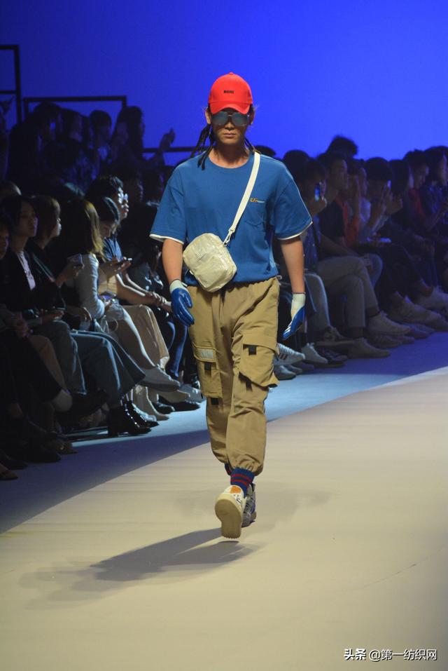 a21是以纯吗，a21 以纯（以纯线上品牌A21登陆春季广东时装周）