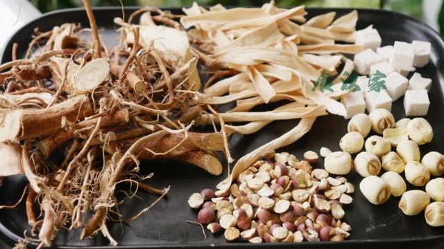 白术怎样煲汤，白术煲汤的功效与作用（好喝的祛湿健脾汤）
