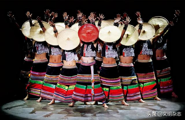 傣族三道弯是指什么，傣族三道弯是指什么动物（孔雀故里傣舞蹁跹）