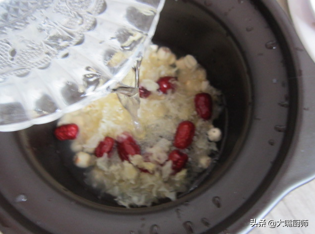 银耳汤如何出胶，银耳汤怎么才能出胶（有2点很关键）