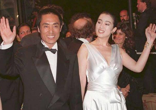 巩俐为何与二任丈夫离婚，巩俐被张艺谋