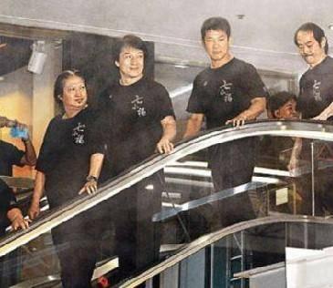 元奎元彪元华元秋什么关系，元华,元秋,元彪是什么关系（一代武星辈分高过成龙生活中是尊重妻子的老婆奴网友）