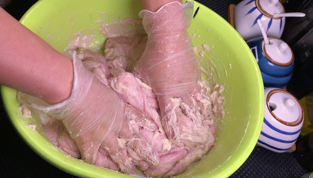 猪大肠的做法大全视频，猪大肠怎么做的最好吃（肥肠怎么洗，才干净无腥臭味）