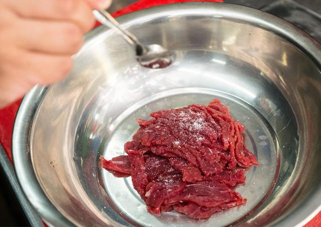 怎样腌制嫩牛肉片，腌制牛肉怎么做才鲜嫩（大厨一招就把牛肉变得又嫩又滑）