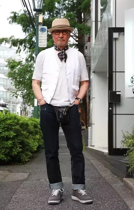 男士丝巾打法，男士方巾丝巾的系法（关于男士丝巾和它的系法）