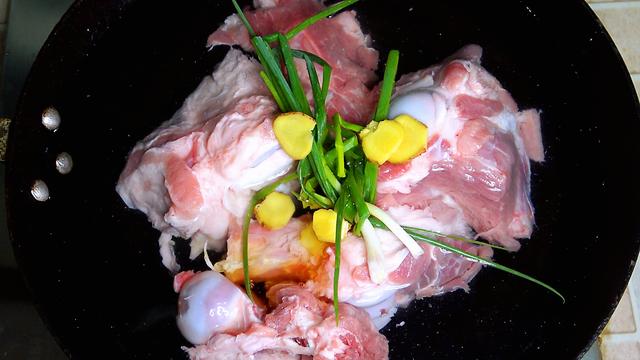 棒骨煮汤做法步骤，棒骨汤的做法与步骤窍门（炖大骨头汤别只知道焯水）