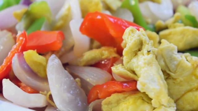 如何切洋葱不辣眼睛，如何才能切洋葱不辣眼睛（教你1个最好吃做法）