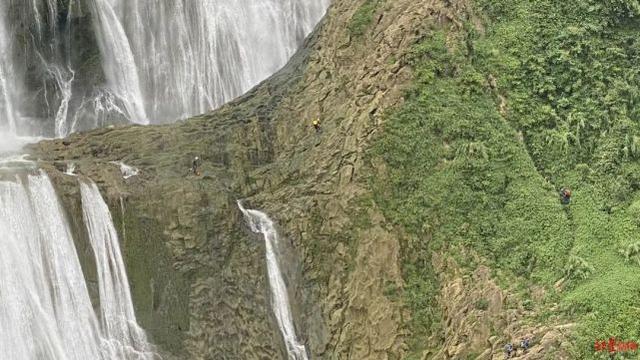 瀑降是什么意思，瀑降能带来什么（两驴友挑战网红瀑布被挂悬崖）