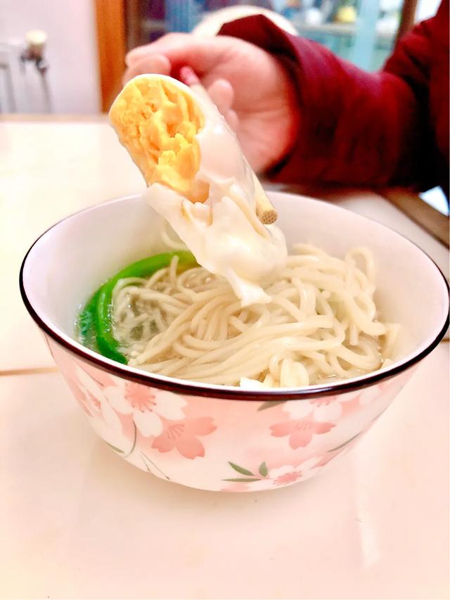怎样煮鸡蛋面，鸡蛋面（煮鸡蛋面，先下鸡蛋还是先下面）