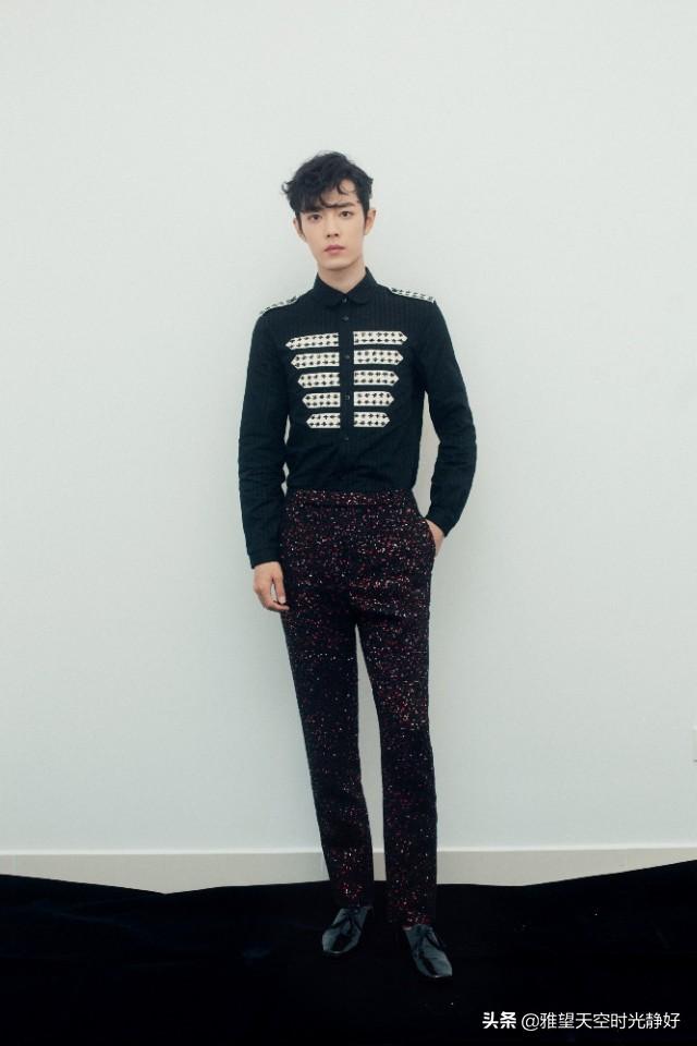 肖战手机壁纸无水印   高颜值小哥哥安利一下，肖战手机壁纸高清壁纸 满屏无水印（暖心男神肖战三十款高清时尚穿搭手机壁纸、背景图～怎么穿都好看）