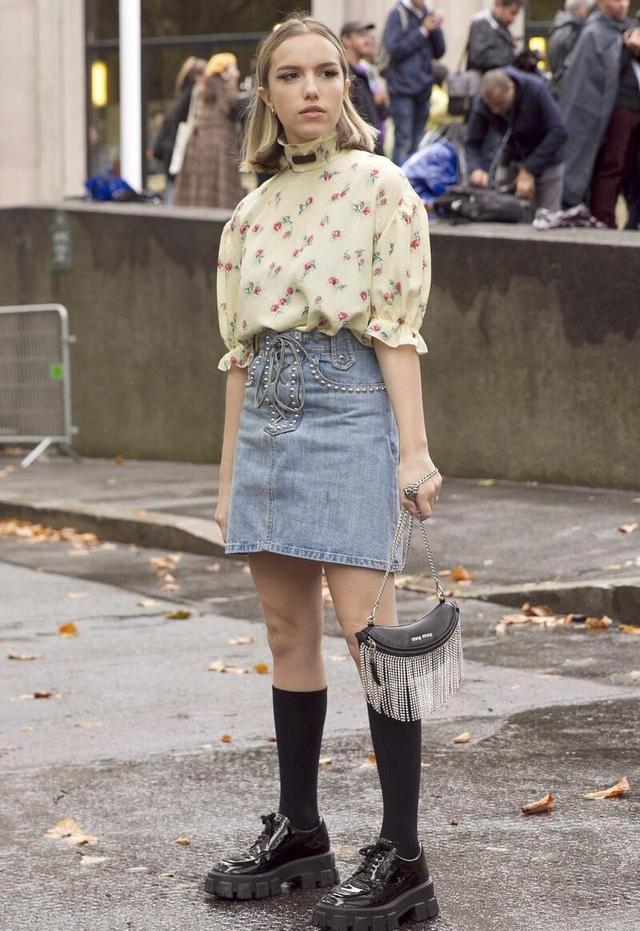 牛仔短裙搭配什么上衣好看，牛仔短裙配什么上衣好看（基础款牛仔短裙如何穿出新花样）