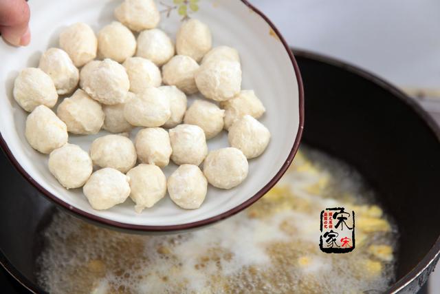 菠菜小鱼汤怎么做好吃，菠菜汤咋做好吃（3、5分钟就上桌）