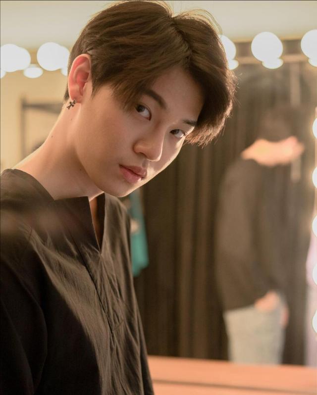 lay是什么意思，lay什么意思（他泰港风少年：黄立贤血统加持）