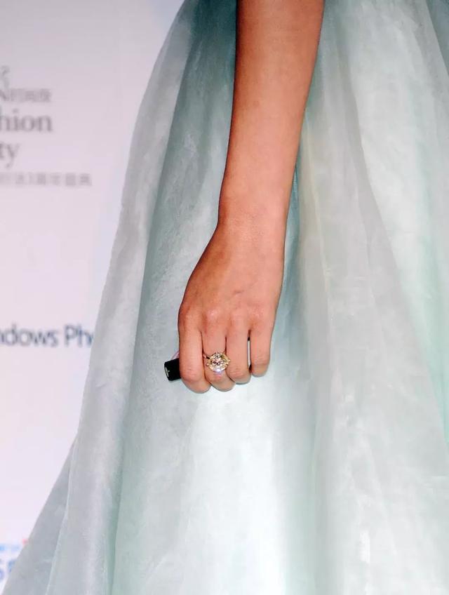 范冰冰的钻戒是多少克拉的,郭碧婷5克拉钻戒是碎钻 范冰冰的钻戒是多少克拉的,郭碧婷5克拉钻戒是碎钻