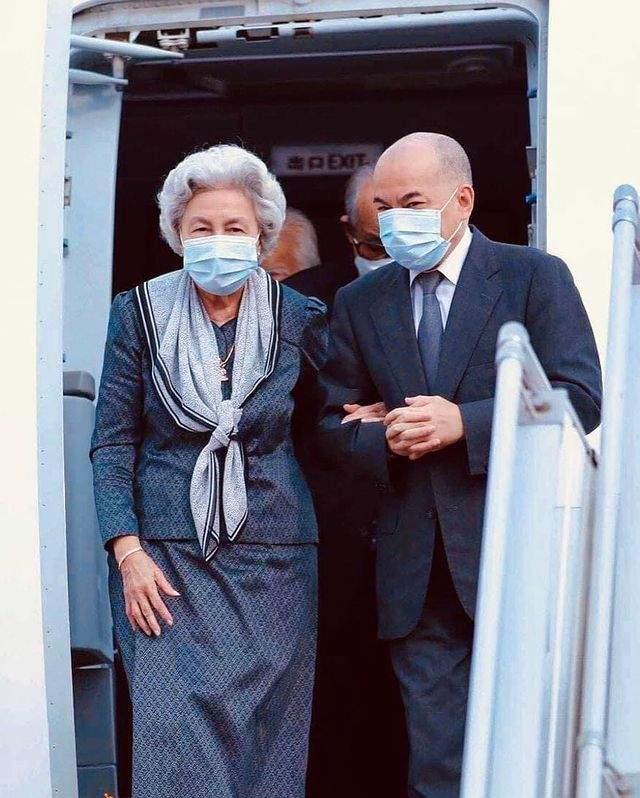 莫尼列太后是什么样的人，84岁柬埔寨太后一身白衣参加葬礼
