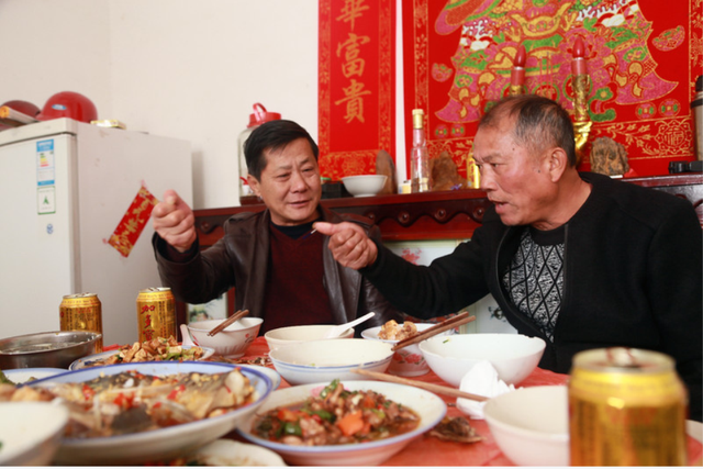 酒吧骰子怎么玩新手详细教程，酒吧摇骰子怎么玩（酒桌上常见的小游戏）