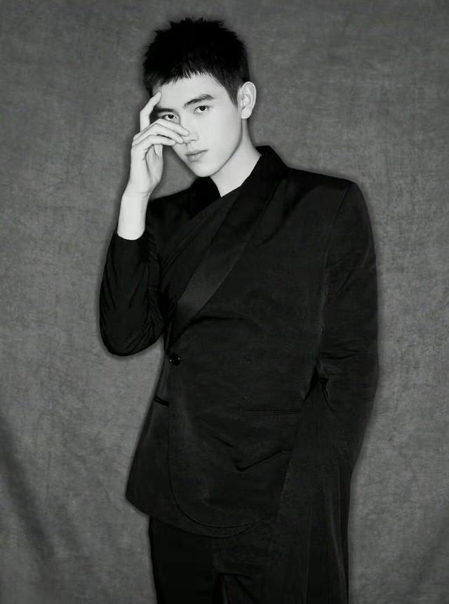 欧阳娜娜在的地方 陈飞宇永远是侧脸，微信头像，欧阳娜娜在的地方 陈飞宇永远是侧脸（欧阳娜娜x陈飞宇x綦美合x王一博）