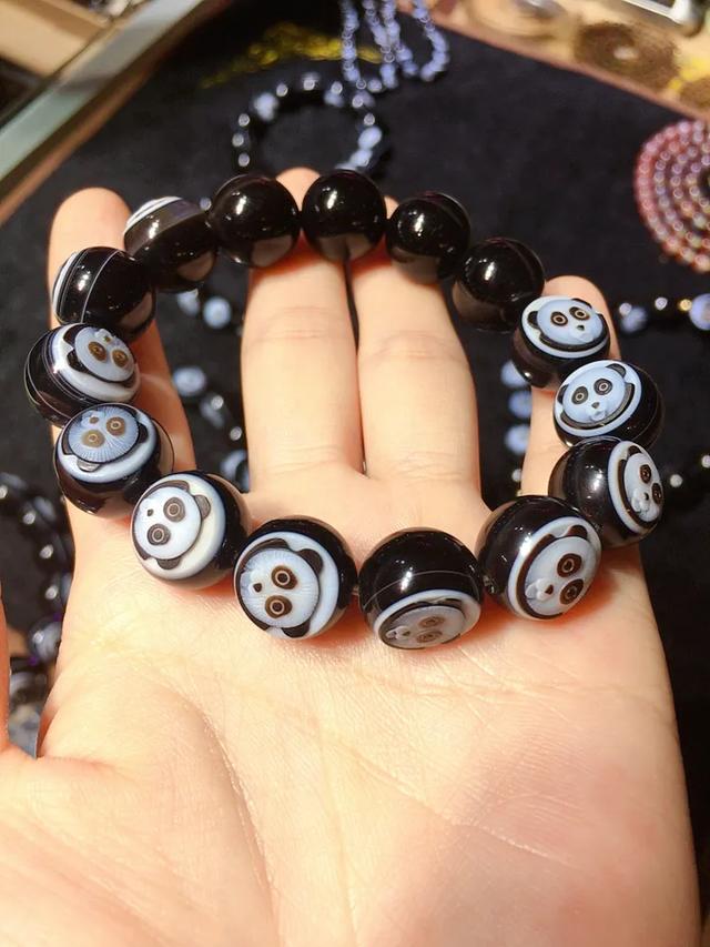 手串也是挺美的这种黑色缠丝玛瑙在形成的过程中有可能还会伴生水晶那