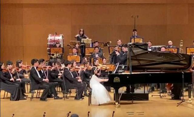 李小璐多大年纪，李小璐多大（38岁李小璐骑儿童车扮嫩）