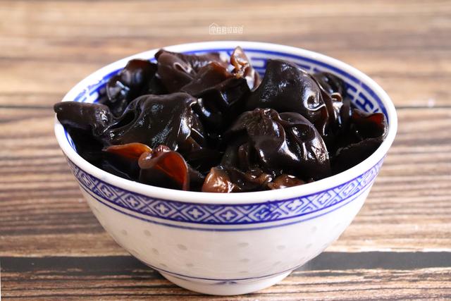 凉拌爽口木耳步骤，凉拌酸爽木耳做法（我家隔三差五吃1次）