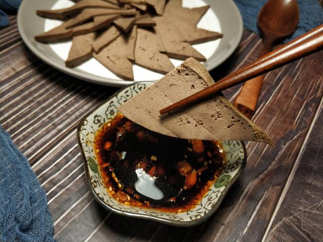 卤猪肝怎么炒，卤猪肝怎么炒好吃法窍门（好吃的关键就在于清洗方法和火候）