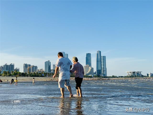 夏天的天空为什么那么蓝.，夏天的天空很蓝（香蕉暴晒一天直接被“烤焦”）